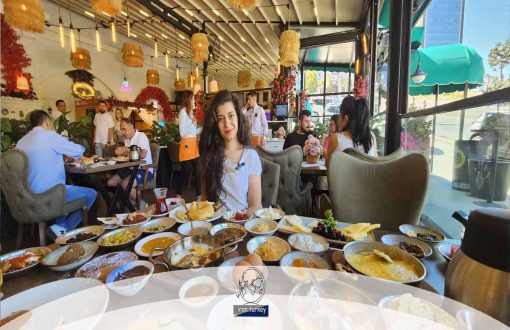 صبحانه‌ای کامل، متنوع و سنتی را در رستوران Van Kahvaltı Lounge در آنکارا تجربه کنید. از پنیرهای محلی، عسل و خامه تازه، تا مرباهای خانگی و نان داغ در فضایی گرم و دل‌نشین لذت ببرید.